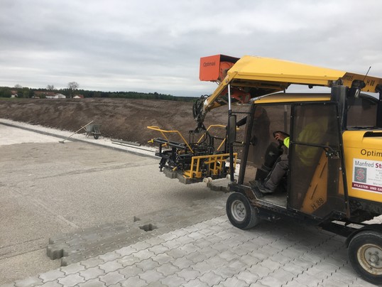 3) Verlegemaschine mit Pflastergreifer!!!!.JPG
