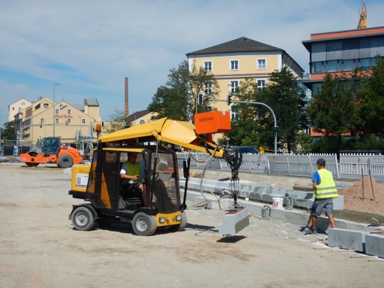 3-strasser-Verlegemaschine mit Pflastergreifer und Vakuumhebegerät.jpg