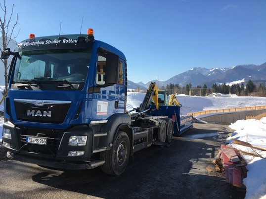 5-strasser-LKW-26t-Abrollkipper mit Kranausleger(1).jpg